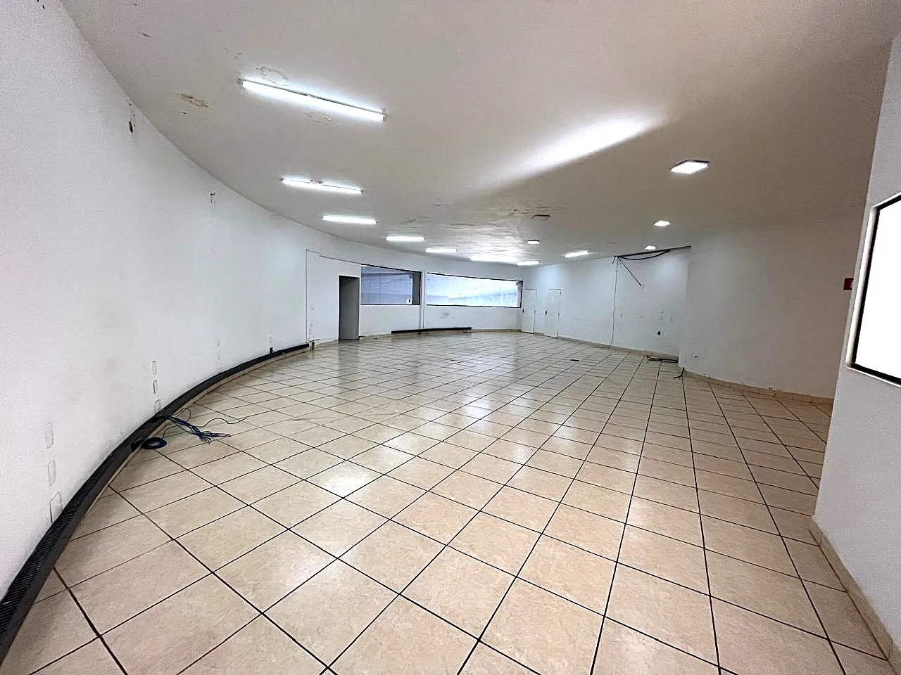 Loja / Salão / Ponto Comercial para aluguel, 2100m² — foto 16 de 23
