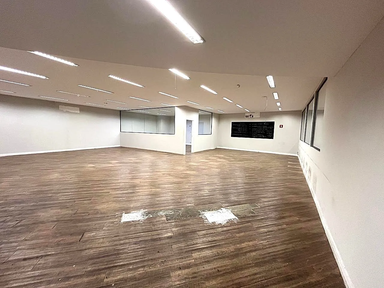 Loja / Salão / Ponto Comercial para aluguel, 2100m² — foto 13 de 23