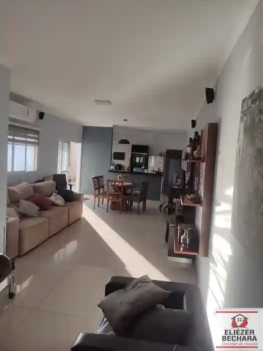 Casa com 3 quartos à venda, 200m² — foto 1 de 7