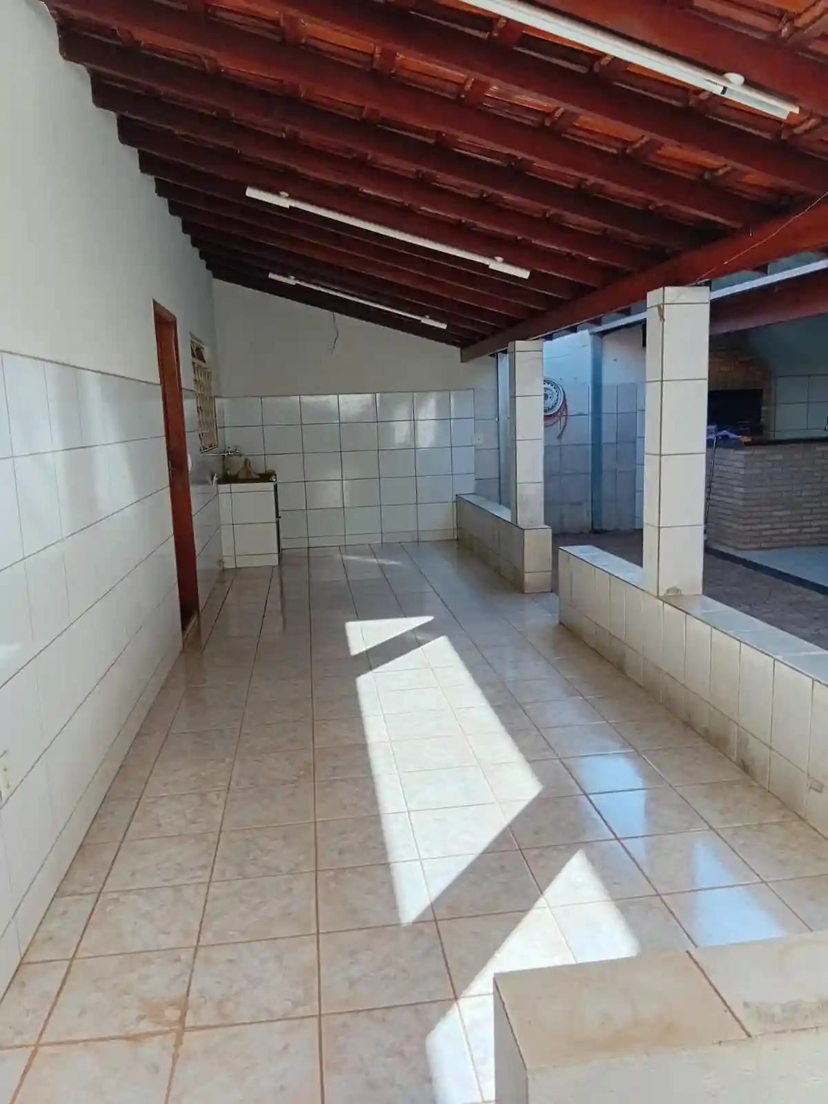 Casa com 3 quartos à venda, 200m² — foto 2 de 11
