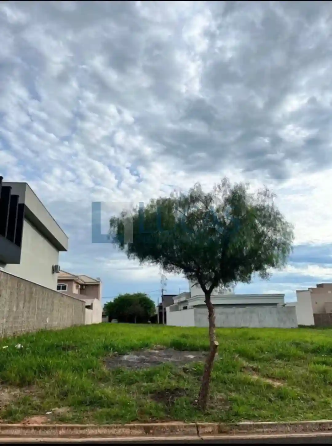 Terreno / Lote / Condomínio  à venda, 360m² — foto 2 de 3