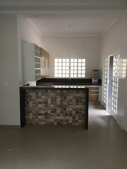 Casa com 3 quartos à venda, 220m² — foto 1 de 8