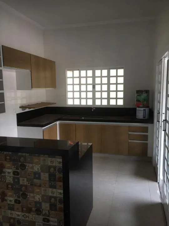 Casa com 3 quartos à venda, 220m² — foto 2 de 8