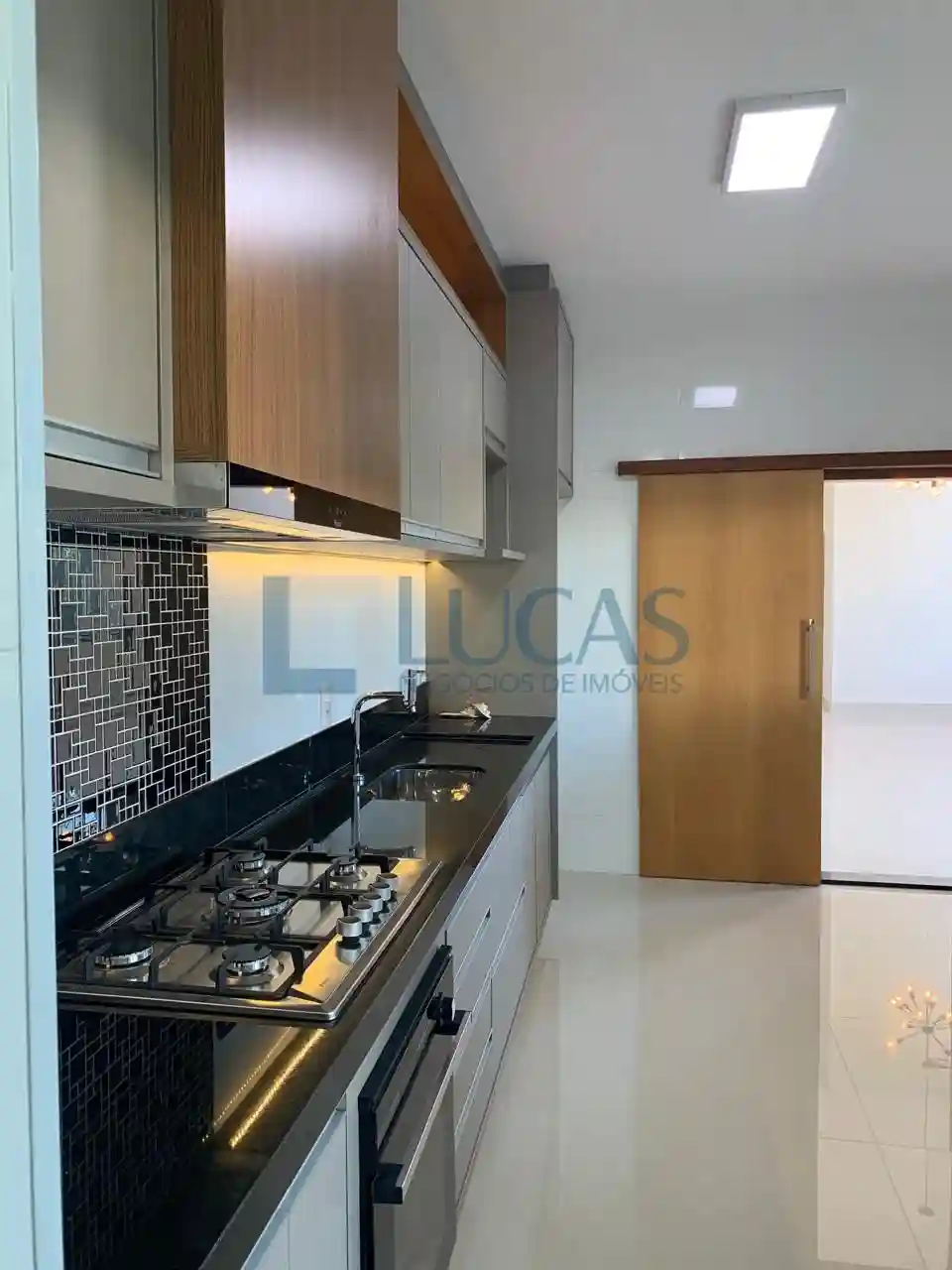 Casa de Condomínio com 3 quartos à venda, 220m² — foto 6 de 35