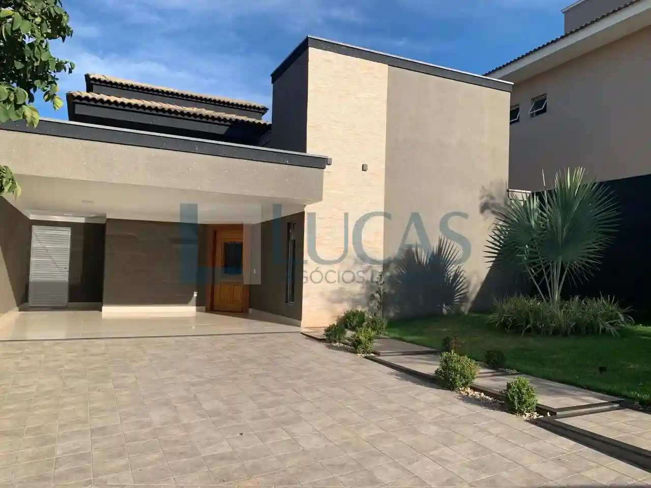 Casa de Condomínio com 3 quartos à venda, 220m² — foto 4 de 35