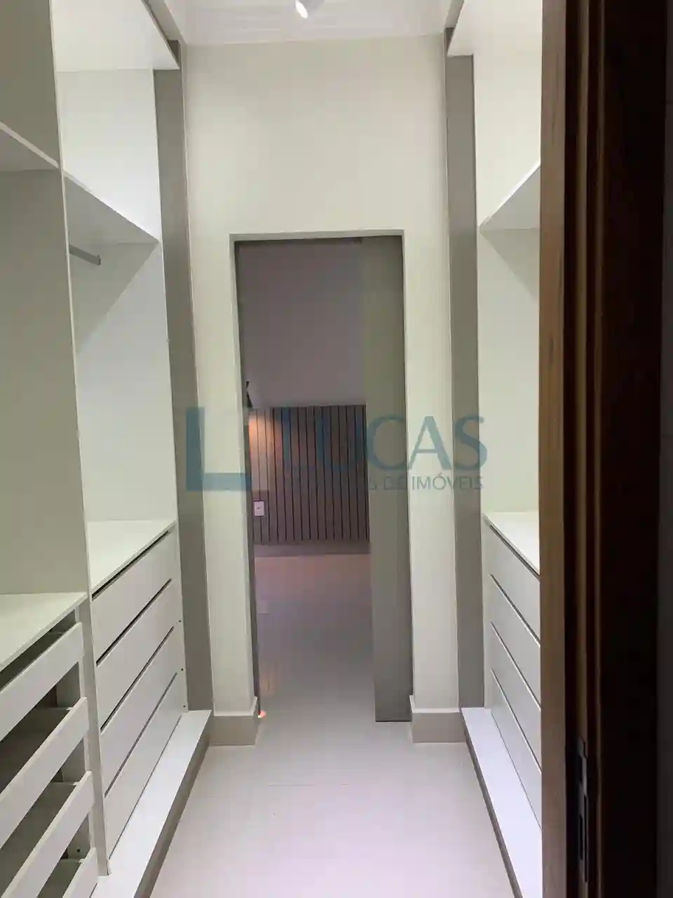 Casa de Condomínio com 3 quartos à venda, 220m² — foto 9 de 35