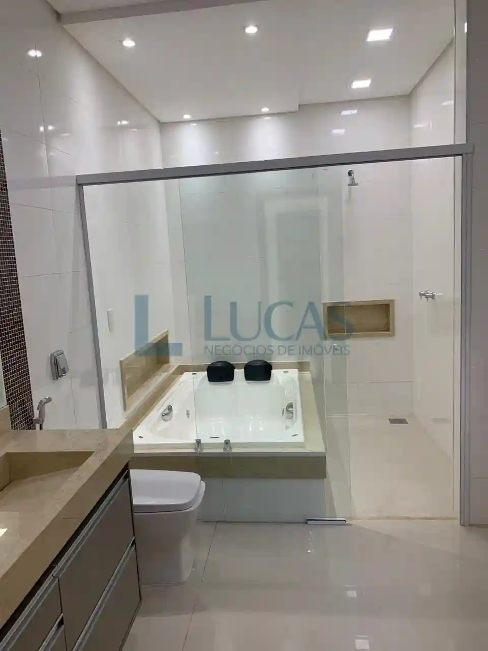 Casa de Condomínio com 3 quartos à venda, 220m² — foto 14 de 35