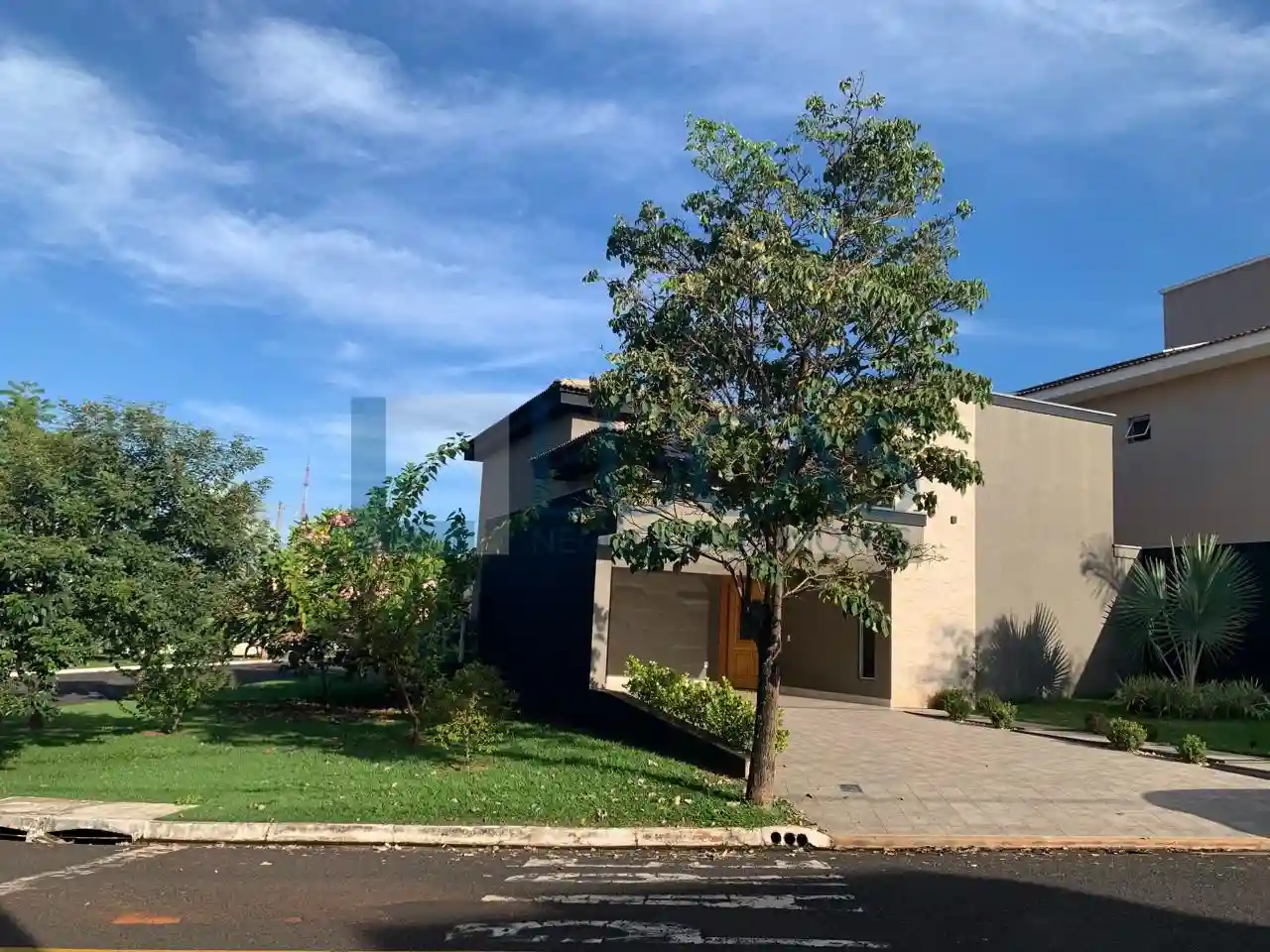Casa de Condomínio com 3 quartos à venda, 220m² — foto 2 de 35