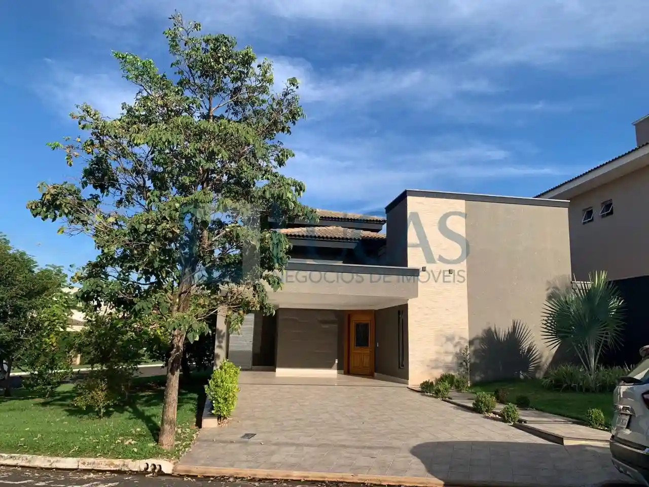 Casa de Condomínio com 3 quartos à venda, 220m² — foto 1 de 35