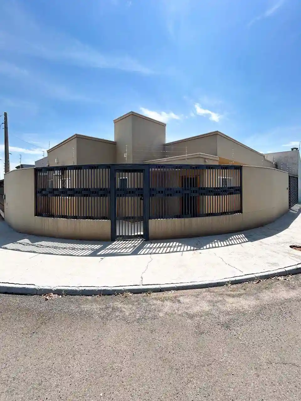 Casa com 3 quartos à venda, 208m² — foto 1 de 19