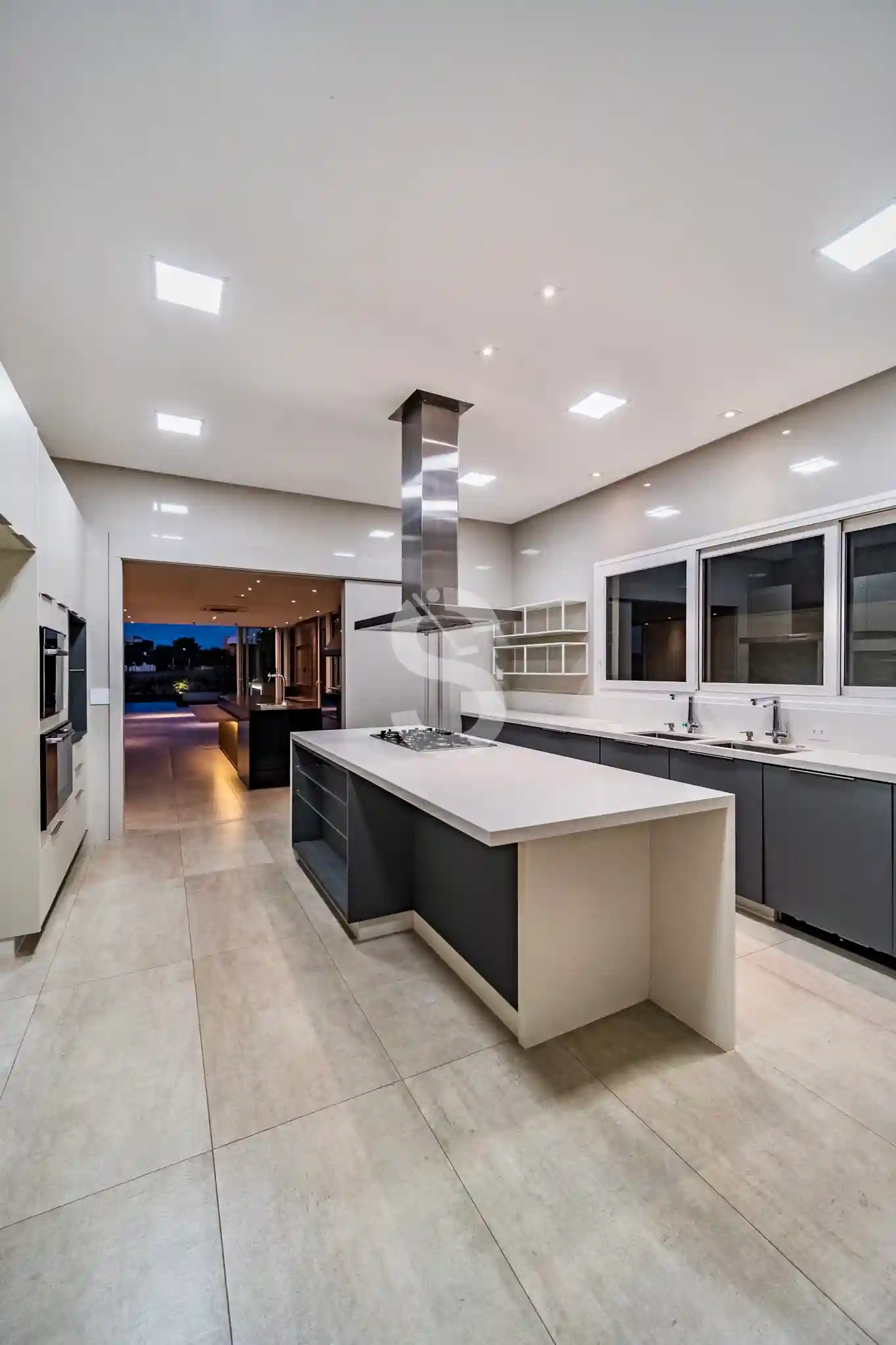 Casa de Condomínio com 5 quartos à venda, 751m² — foto 2 de 21