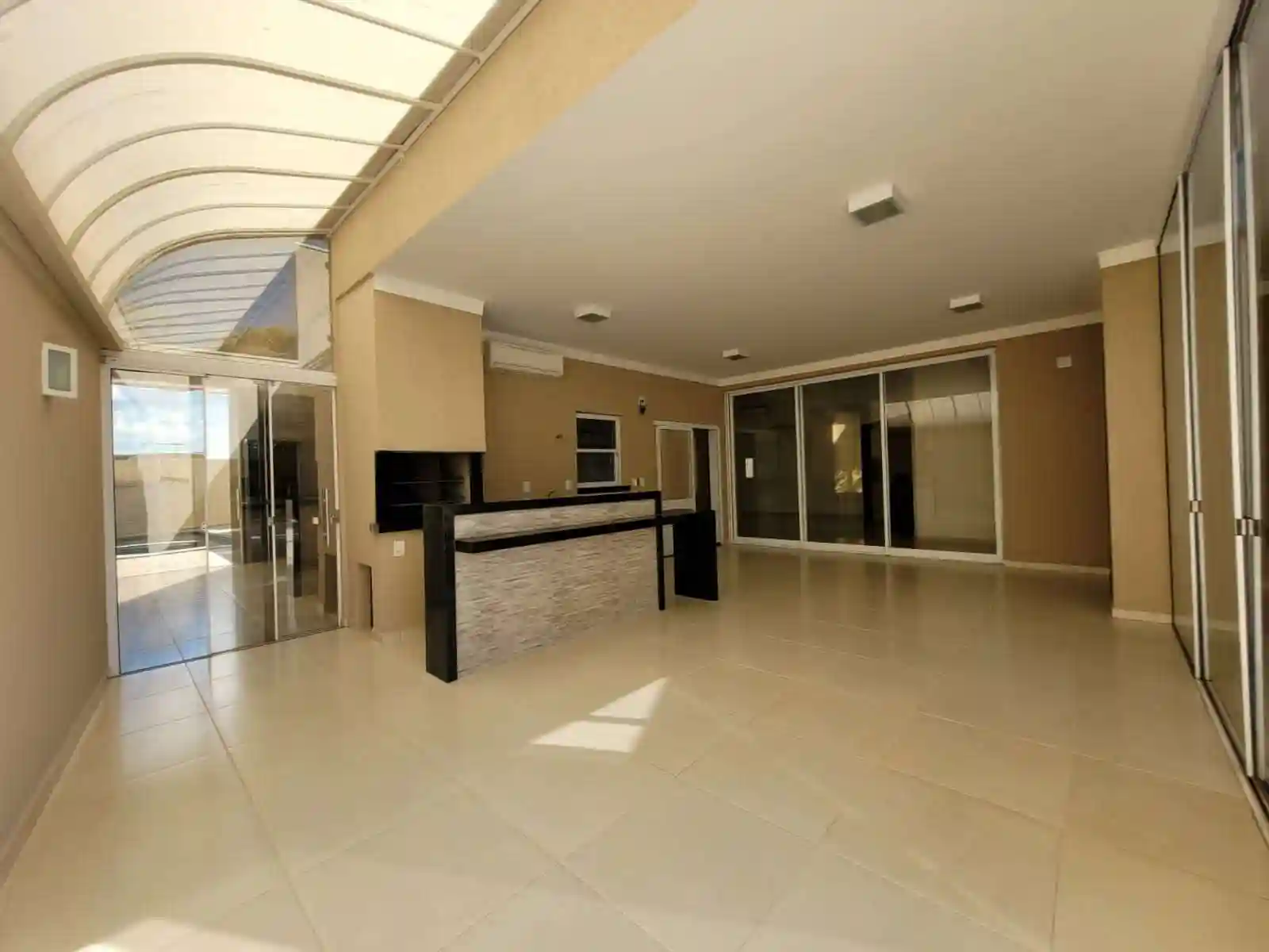 Casa de Condomínio com 3 quartos para aluguel, 270m² — foto 3 de 12