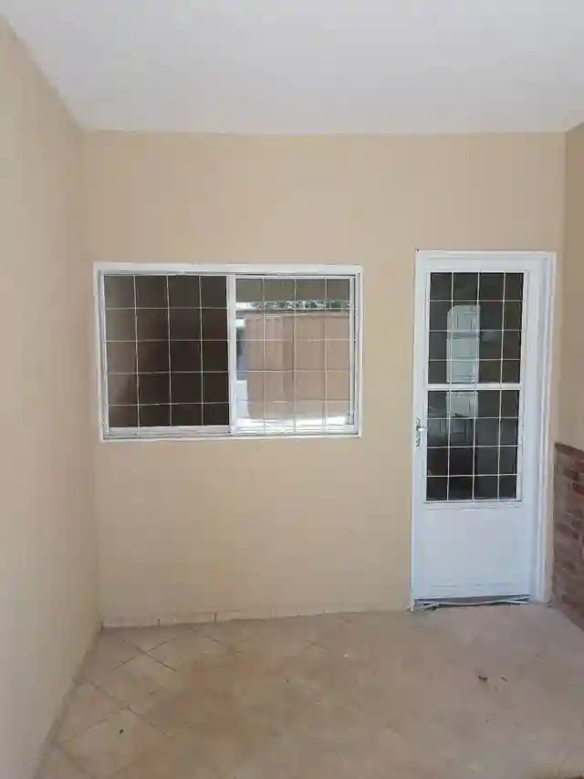 Casa com 3 quartos à venda, 200m² — foto 2 de 8