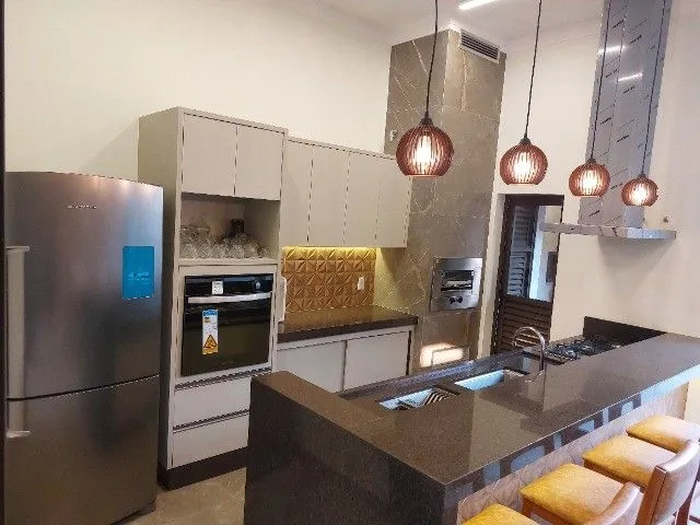 Casa de Condomínio com 3 quartos à venda, 275m² — foto 2 de 32