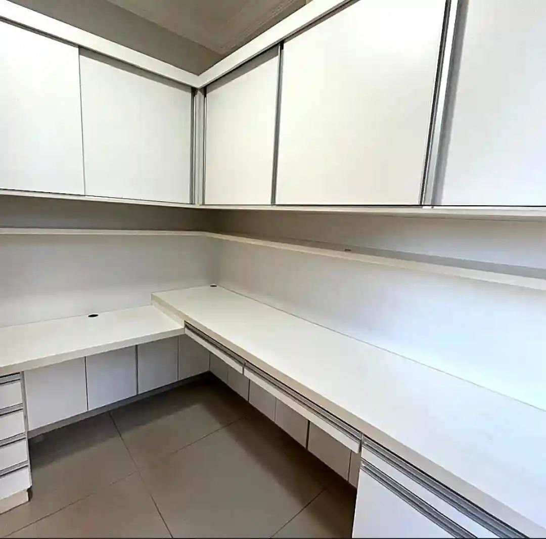 Casa de Condomínio com 3 quartos à venda, 250m² — foto 3 de 9