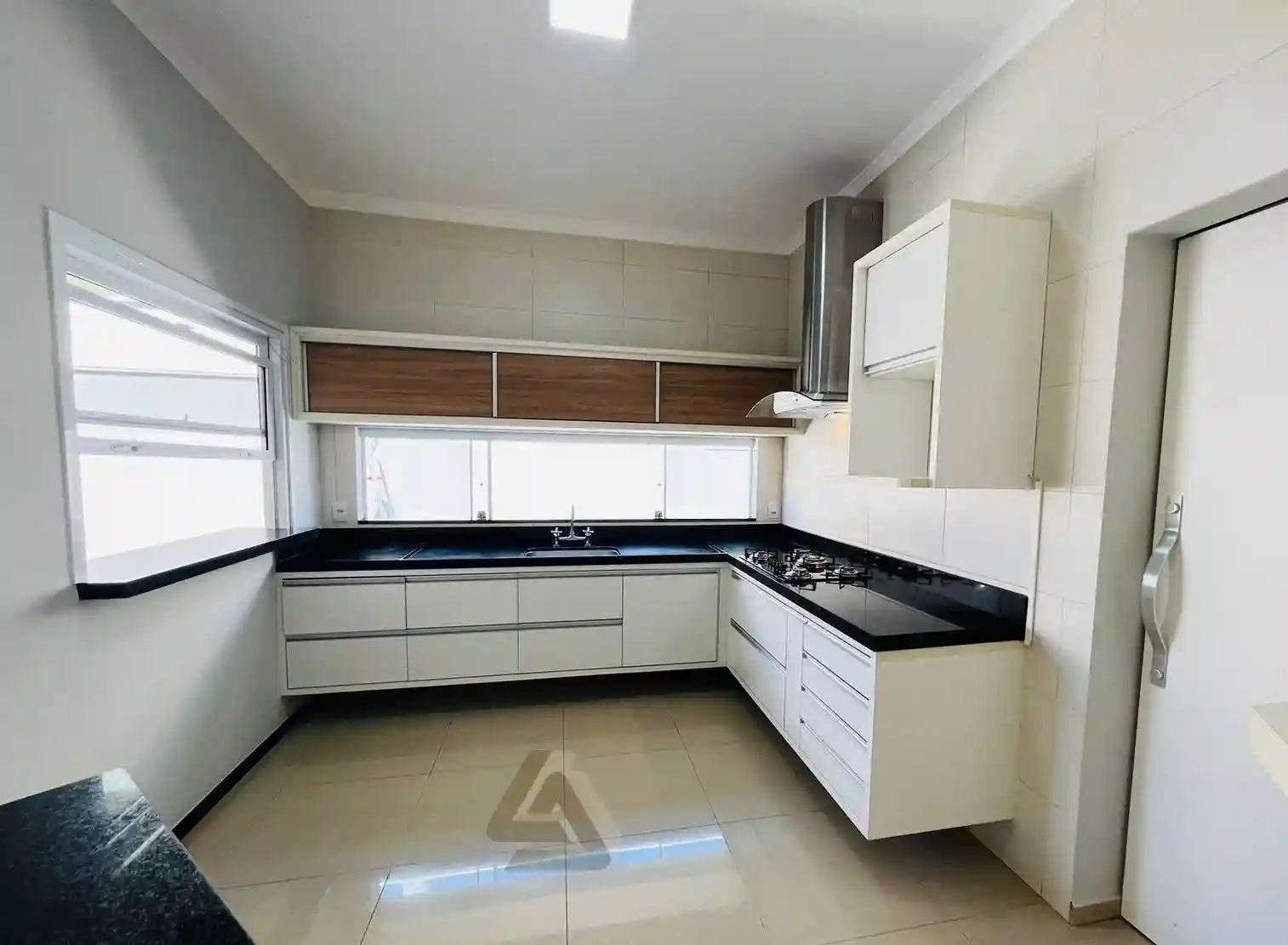 Casa de Condomínio com 3 quartos à venda, 180m² — foto 3 de 15