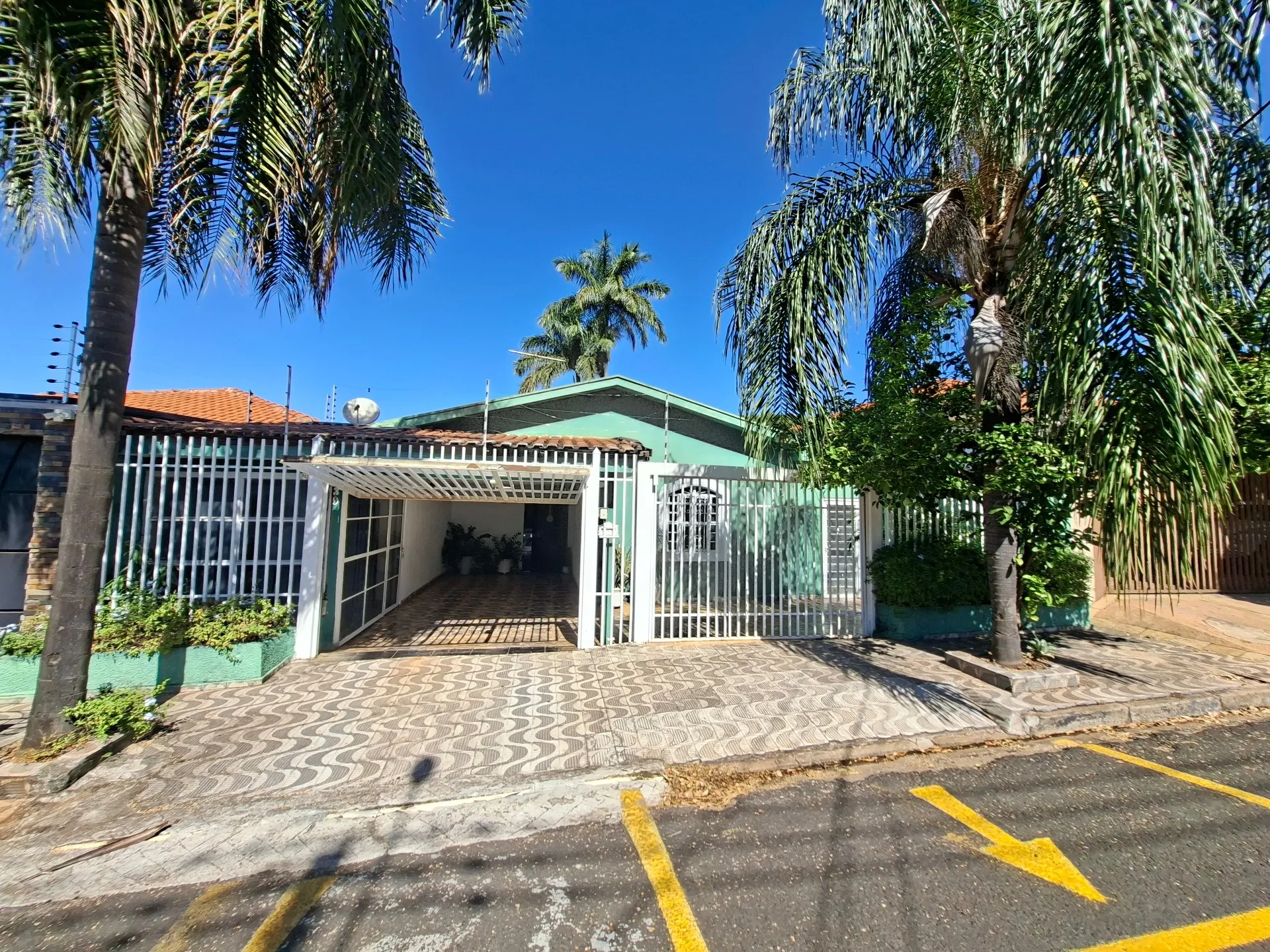 Casa com 3 quartos à venda, 220m² — foto 1 de 40