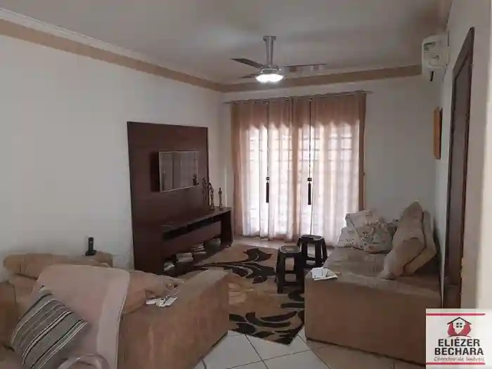 Casa com 3 quartos à venda, 234m² — foto 1 de 12