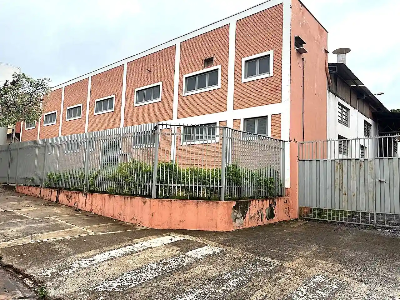 Galpão / Depósito / Armazém  para aluguel, 1570m² — foto 1 de 15