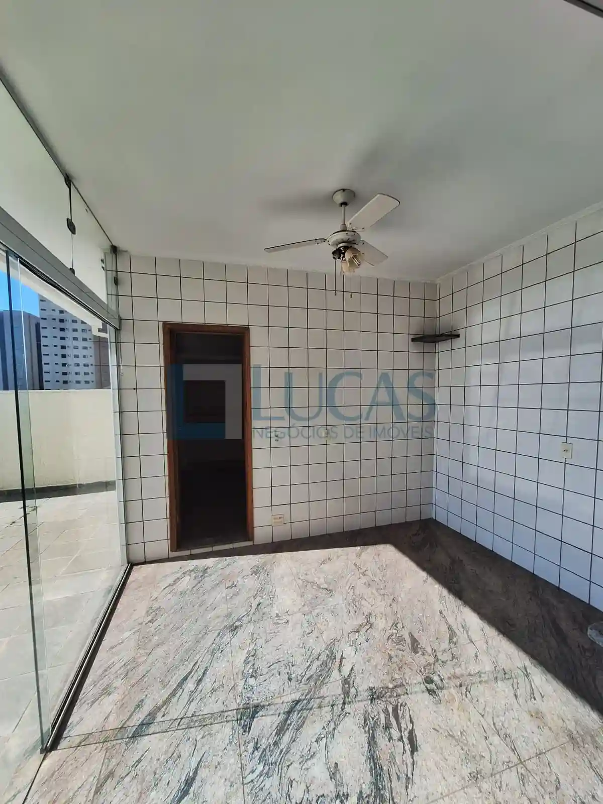 Casa com 4 quartos para aluguel, 400m² — foto 23 de 36