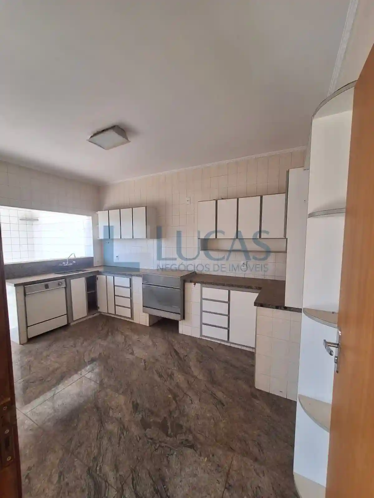 Casa com 4 quartos para aluguel, 400m² — foto 25 de 36