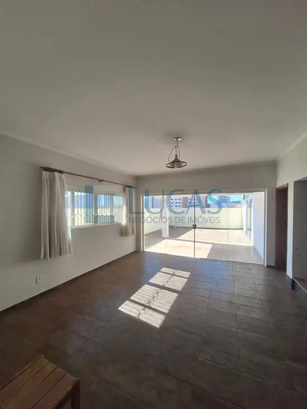 Casa com 4 quartos para aluguel, 400m² — foto 33 de 36
