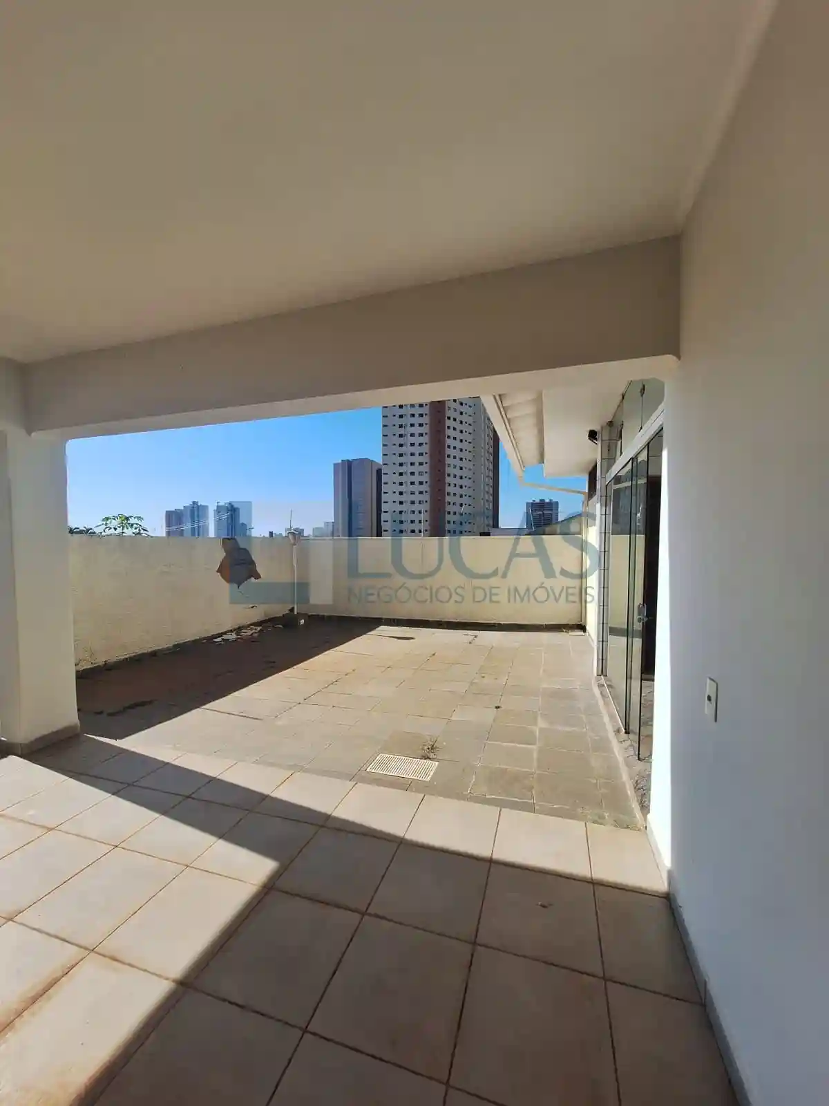 Casa com 4 quartos para aluguel, 400m² — foto 29 de 36