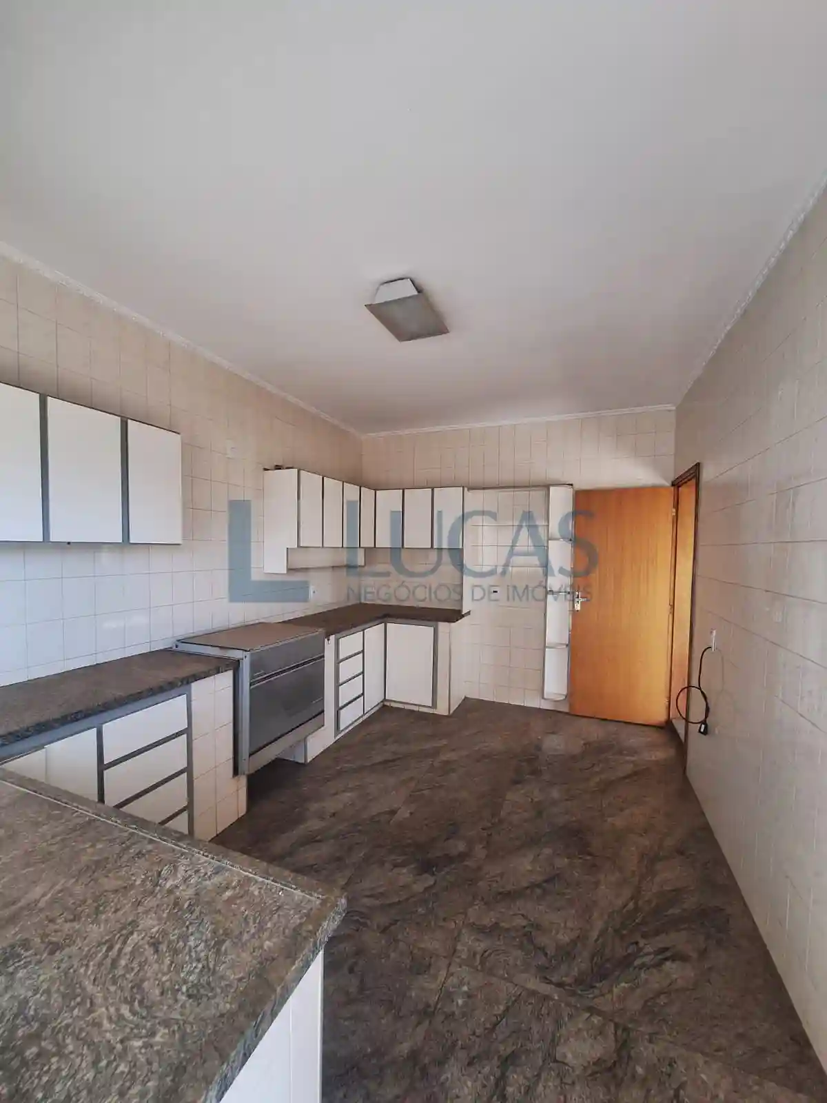 Casa com 4 quartos para aluguel, 400m² — foto 24 de 36