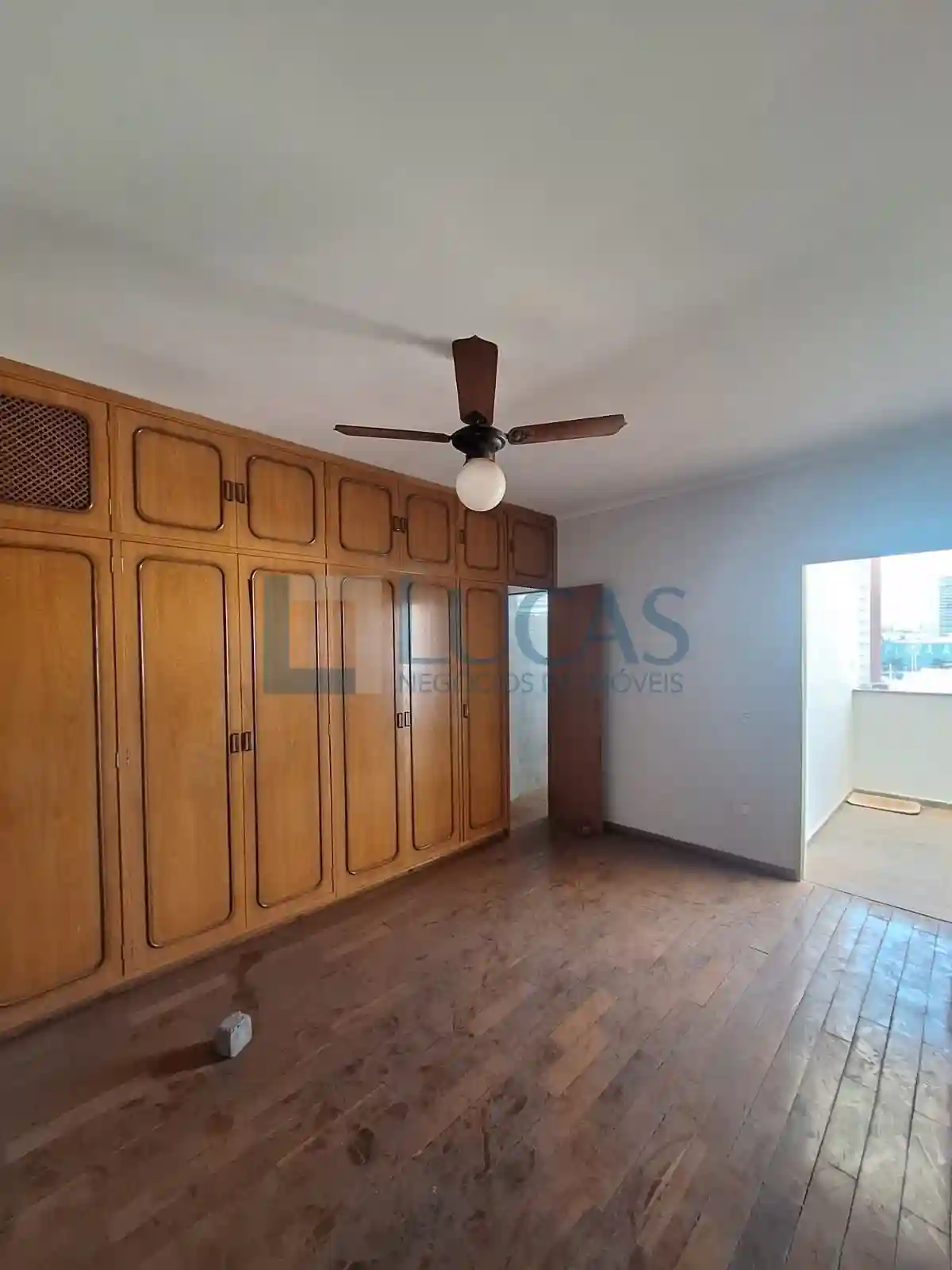 Casa com 4 quartos para aluguel, 400m² — foto 9 de 36
