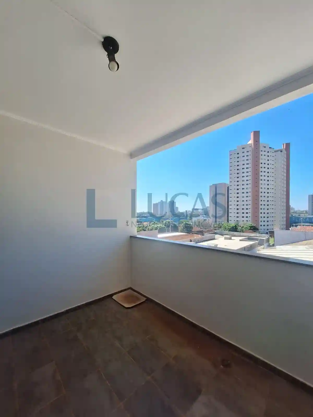 Casa com 4 quartos para aluguel, 400m² — foto 1 de 36