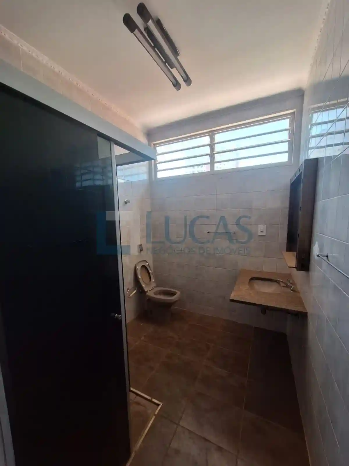 Casa com 4 quartos para aluguel, 400m² — foto 2 de 36
