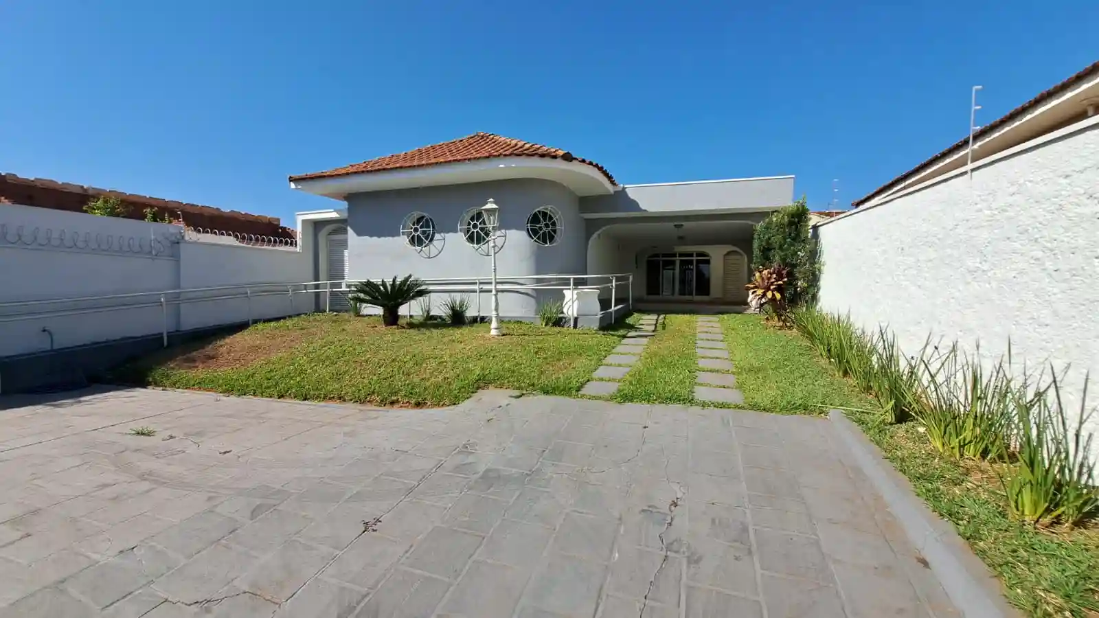 Casa com 4 quartos para aluguel, 302m² — foto 3 de 11