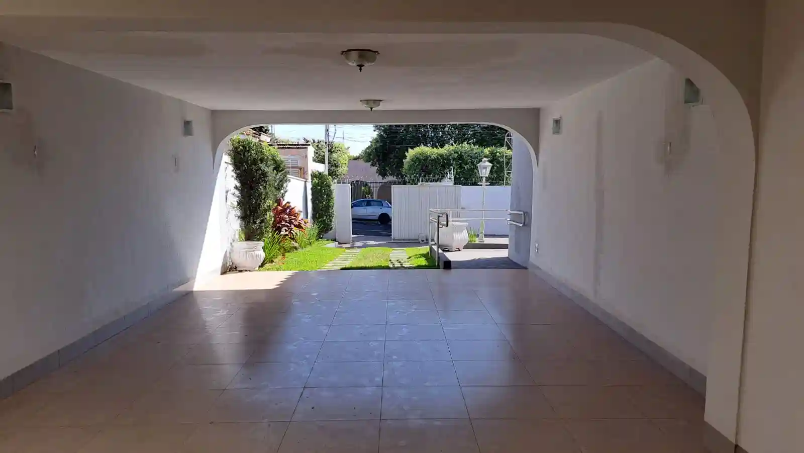 Casa com 4 quartos para aluguel, 302m² — foto 2 de 11