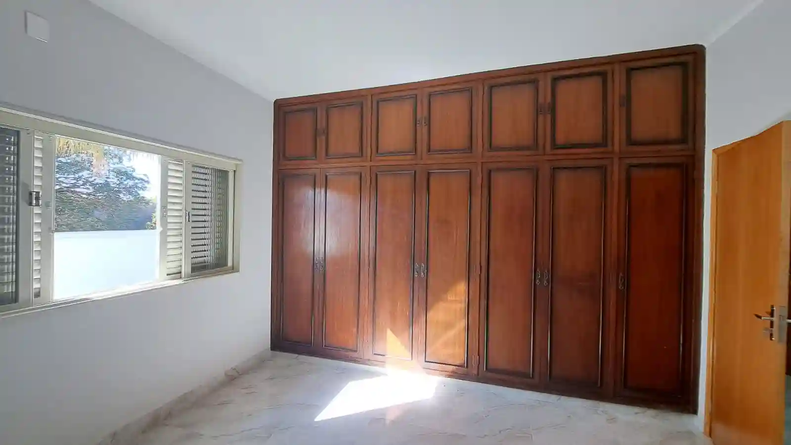 Casa com 4 quartos para aluguel, 302m² — foto 10 de 11
