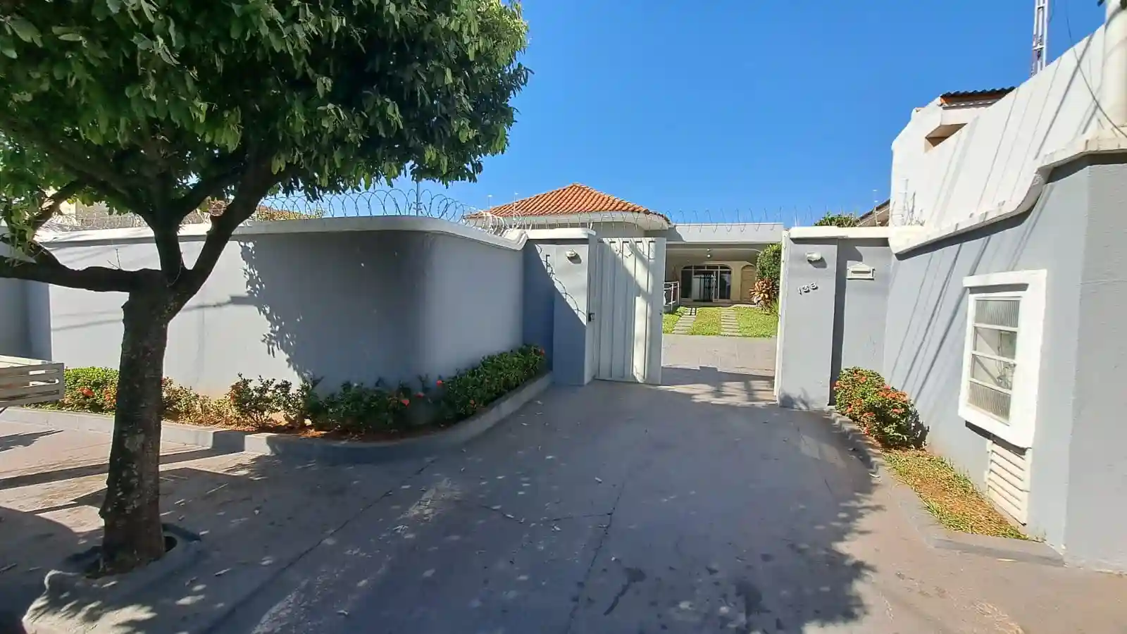 Casa com 4 quartos para aluguel, 302m² — foto 1 de 11