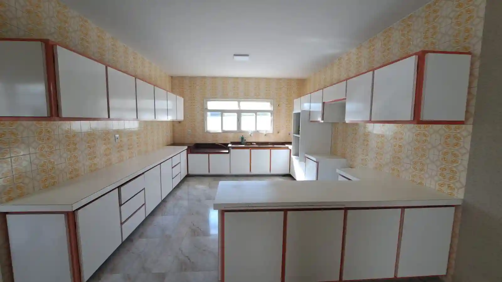 Casa com 4 quartos para aluguel, 302m² — foto 9 de 11