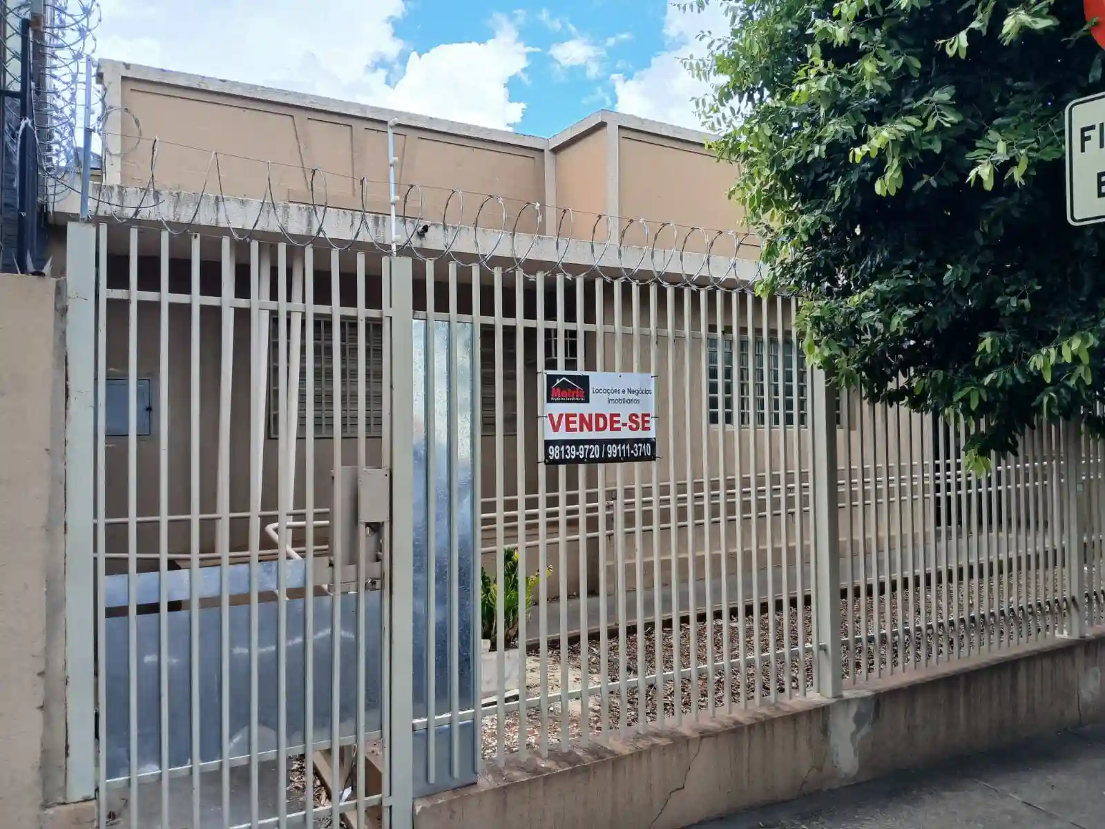 Casa Comercial com 4 quartos à venda, 200m² — foto 2 de 33