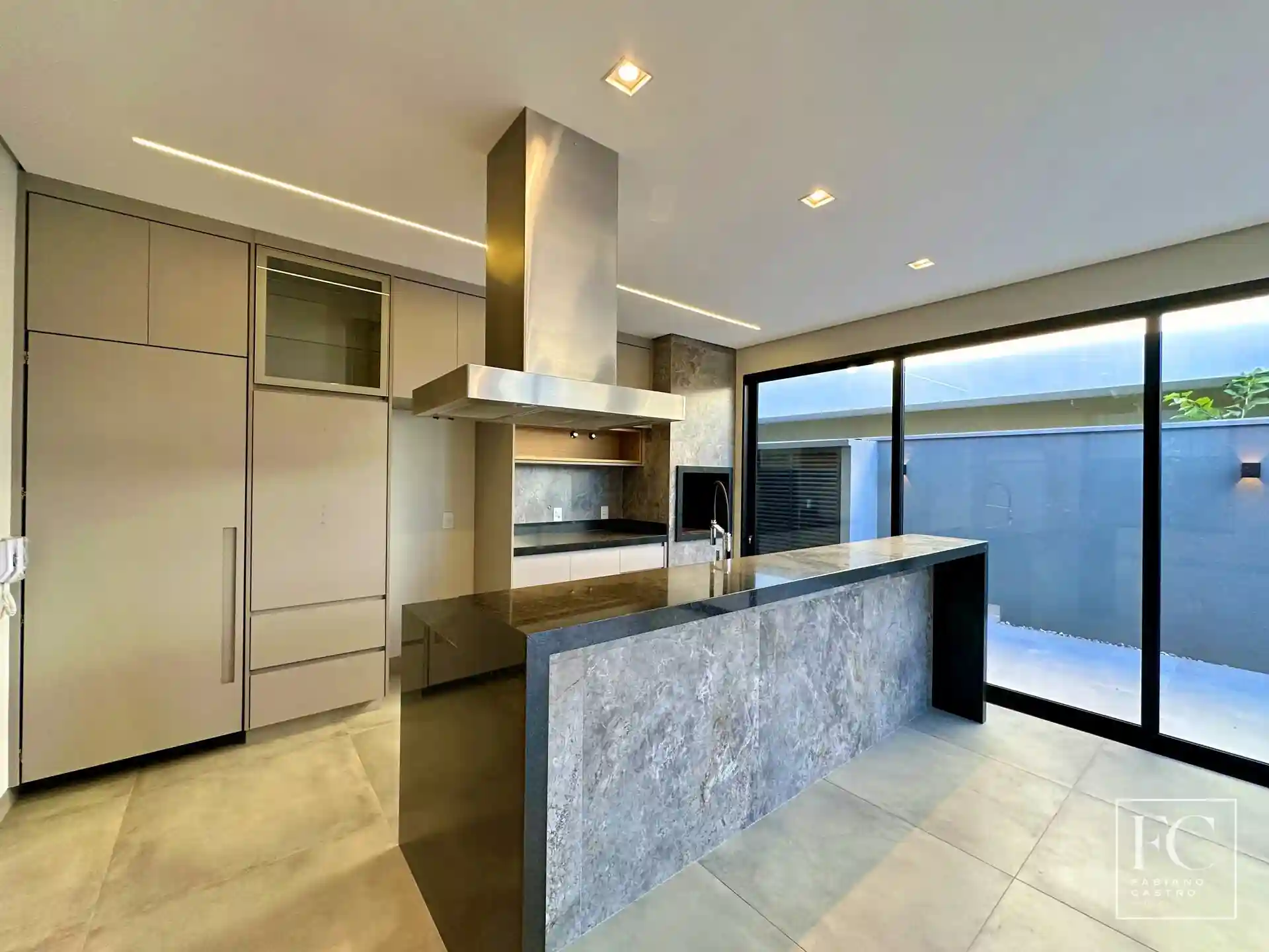 Casa de Condomínio com 3 quartos à venda, 240m² — foto 10 de 28