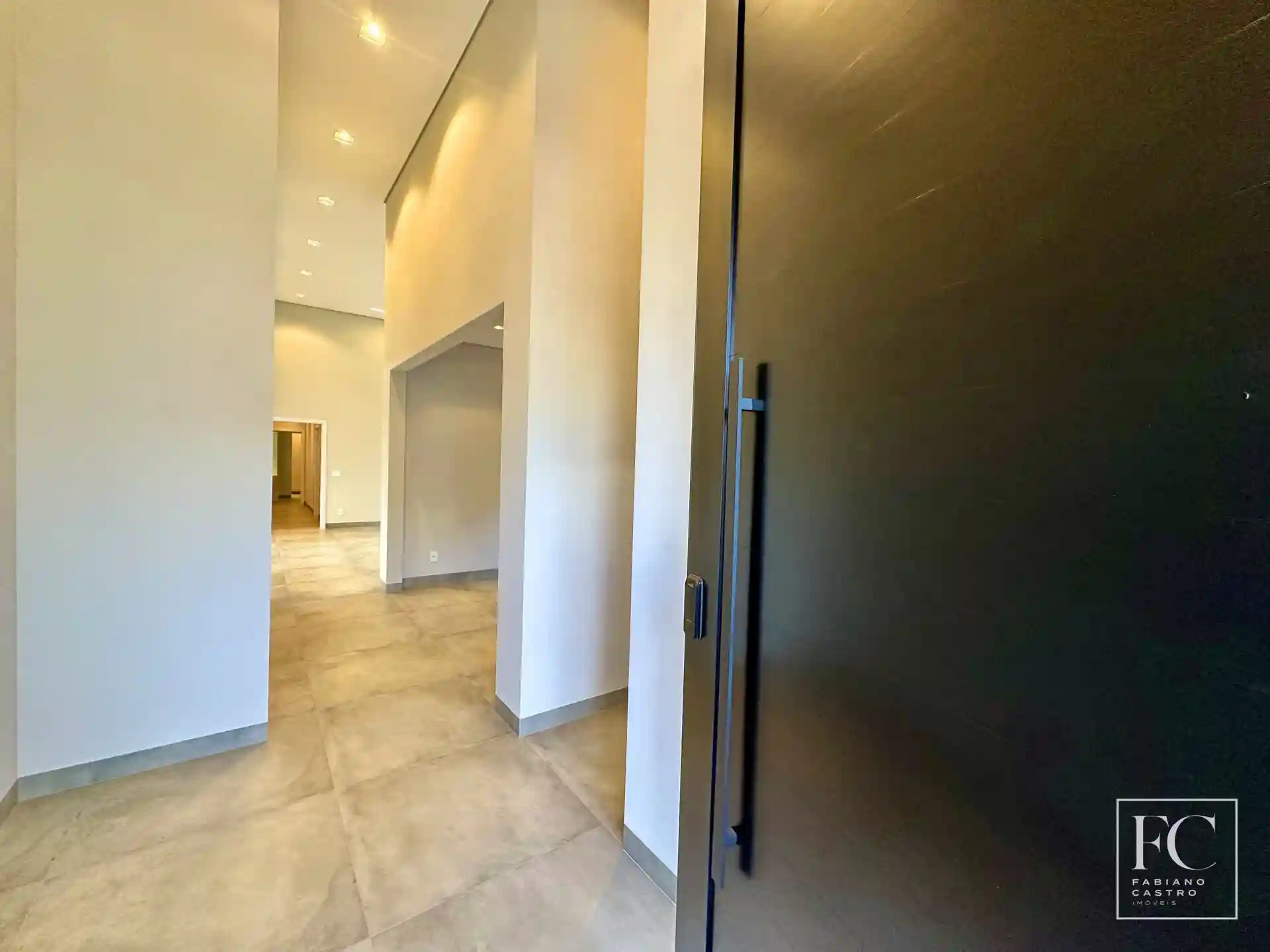 Casa de Condomínio com 3 quartos à venda, 240m² — foto 2 de 28