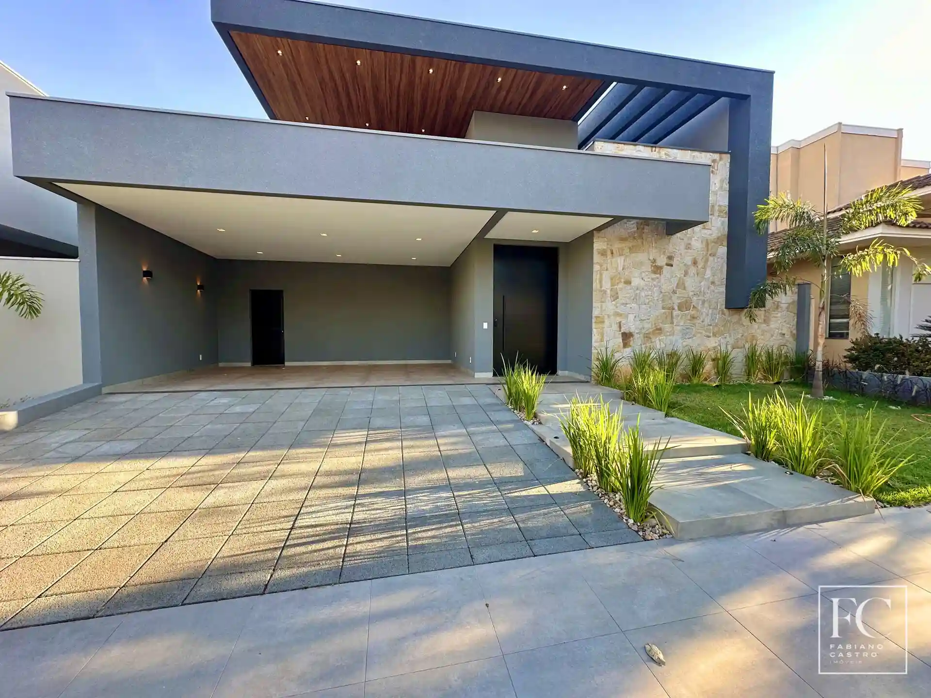 Casa de Condomínio com 3 quartos à venda, 240m² — foto 1 de 28