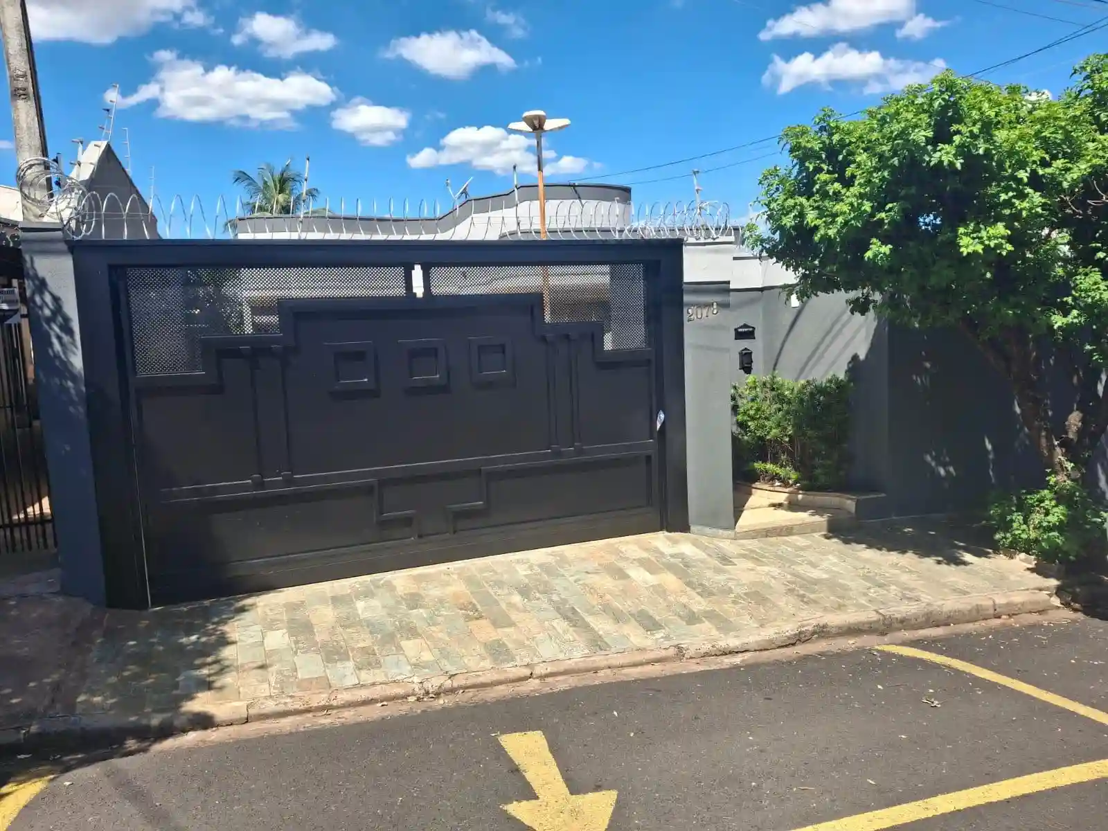 Casa com 3 quartos à venda, 200m² — foto 1 de 19