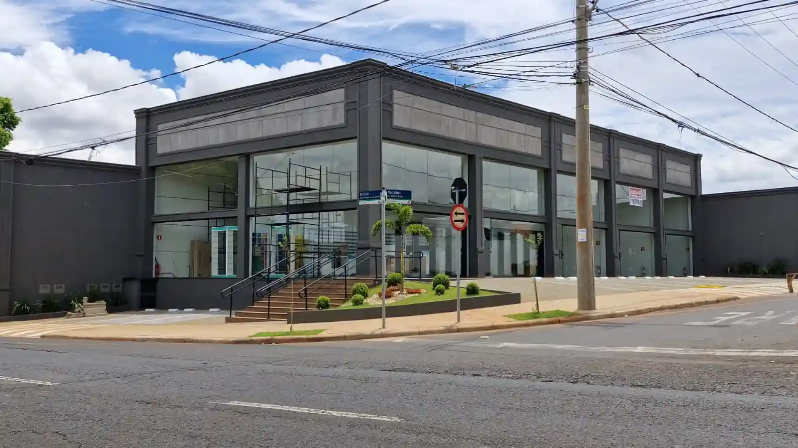 Loja / Salão / Ponto Comercial  para aluguel, 65m² — foto 1 de 9
