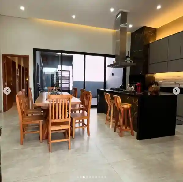 Casa com 3 quartos à venda, 220m² — foto 1 de 9