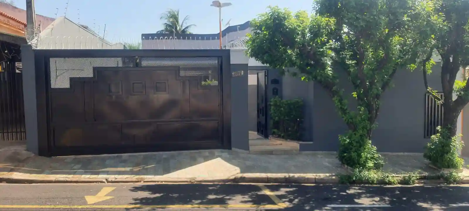 Casa com 3 quartos à venda, 180m² — foto 1 de 11