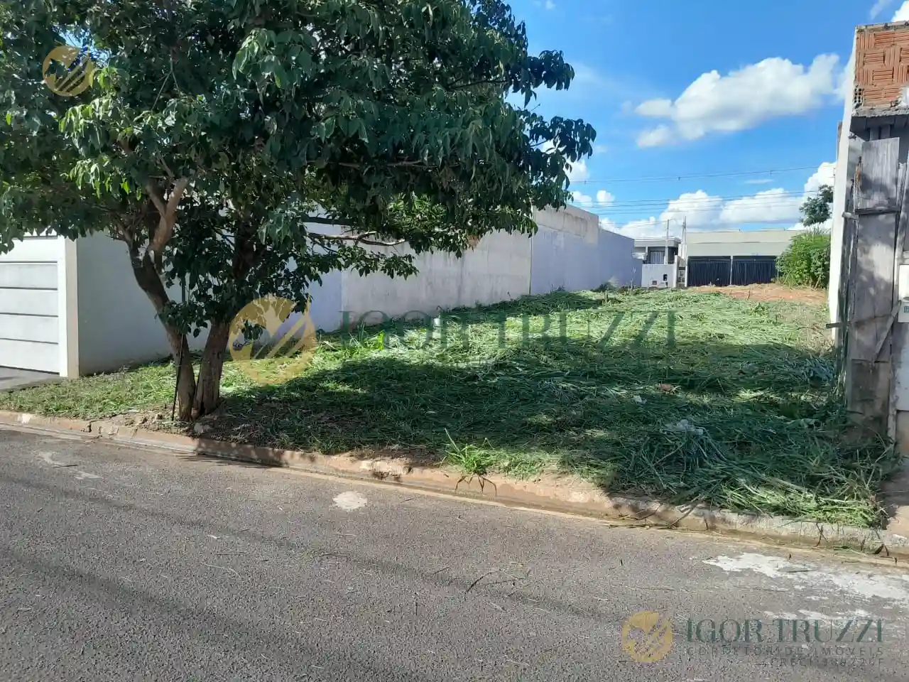 Terreno / Lote / Condomínio  à venda, 220m² — foto 1 de 2