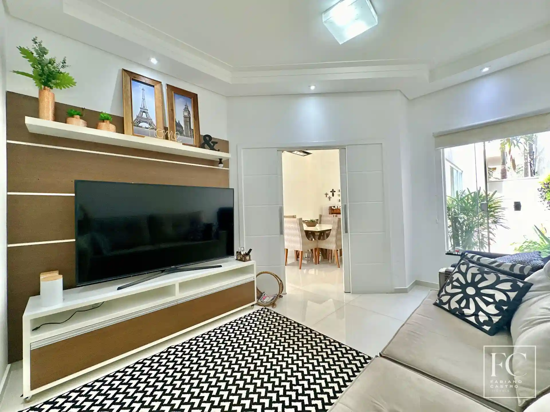 Casa de Condomínio com 3 quartos à venda, 220m² — foto 2 de 32