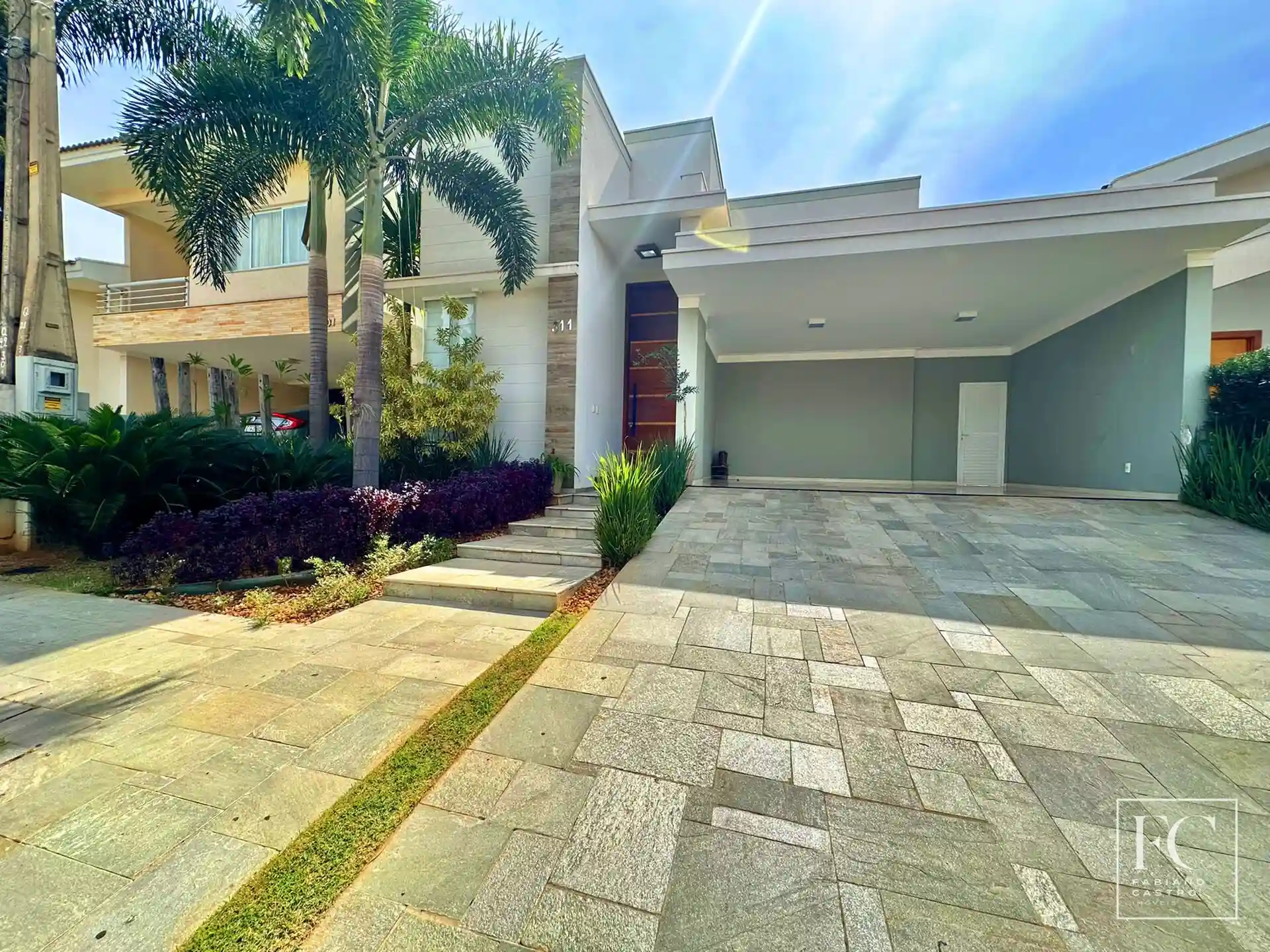 Casa de Condomínio com 3 quartos à venda, 220m² — foto 1 de 32