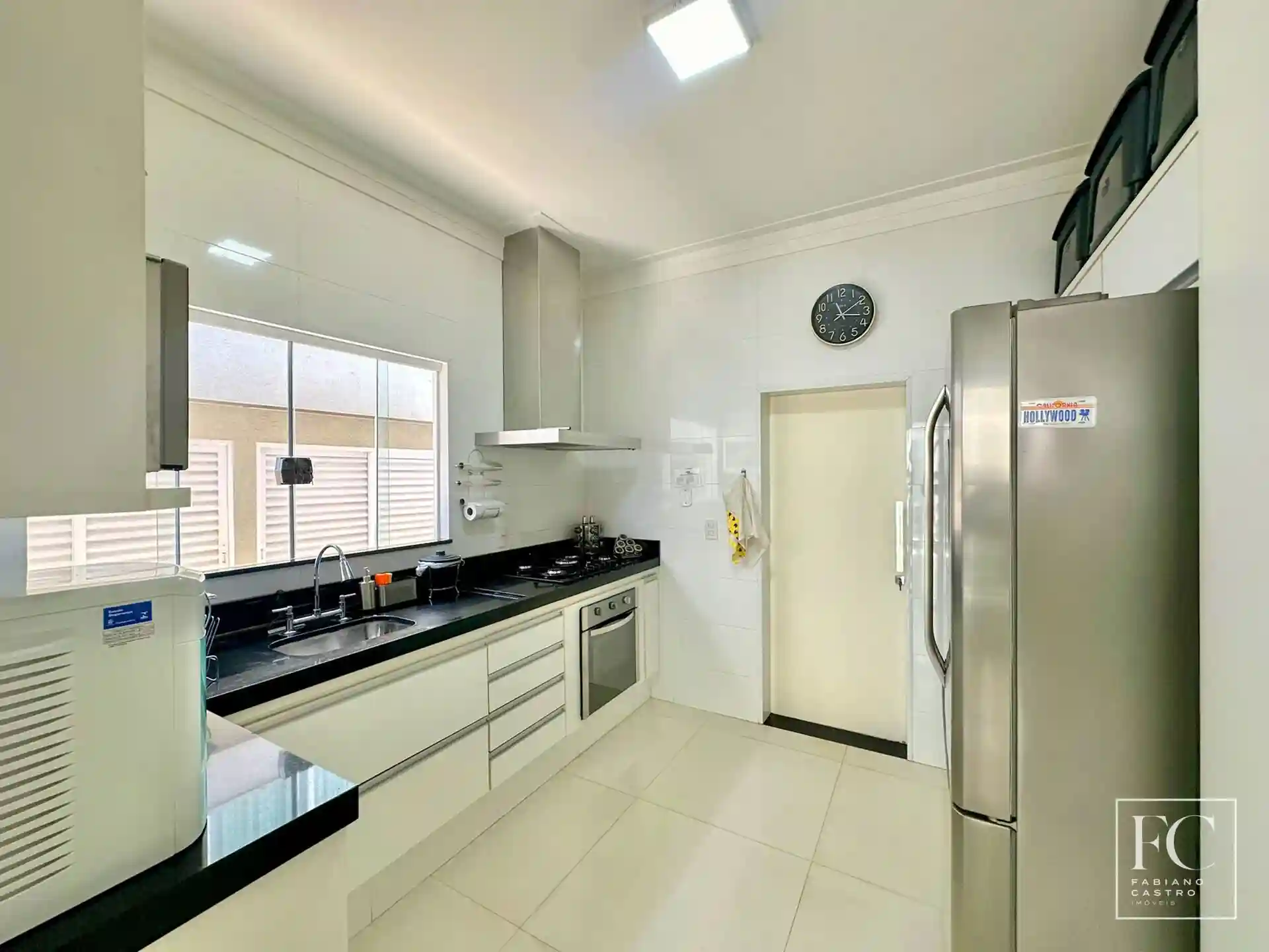 Casa de Condomínio com 3 quartos à venda, 220m² — foto 13 de 32