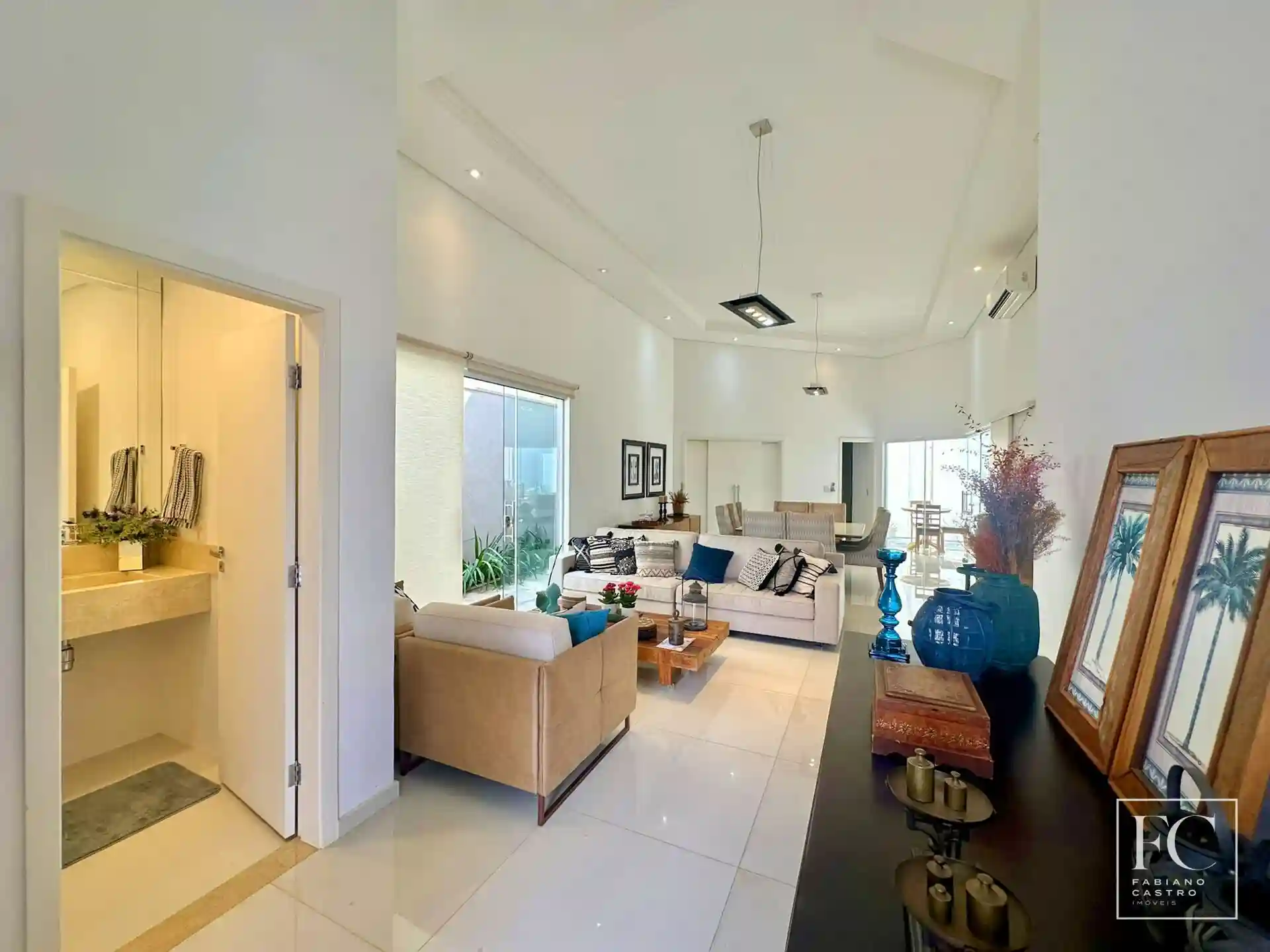 Casa de Condomínio com 3 quartos à venda, 220m² — foto 3 de 32