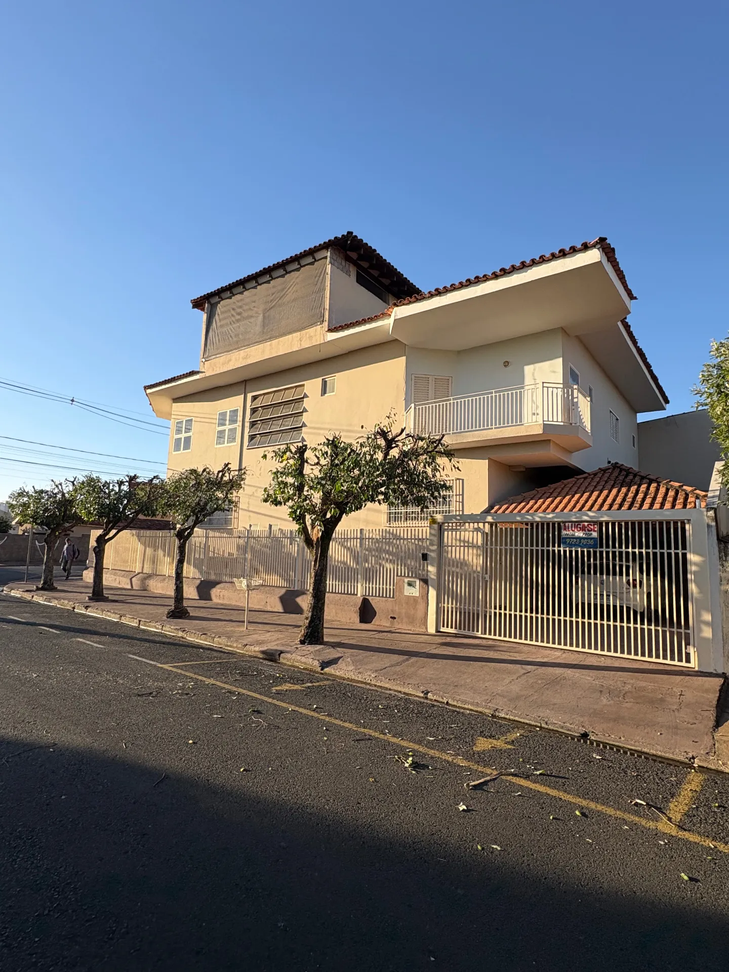 Casa com 3 quartos para aluguel, 350m² — foto 1 de 18